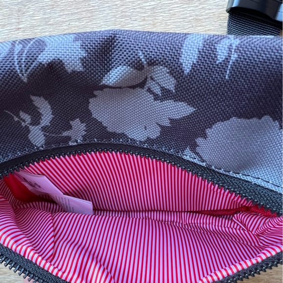 Herschel Fifteen Hip Pack Bag Shadow Floral - Picture 8 of 8